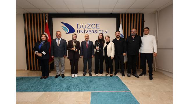 Düzce Üniversitesi Rektörü TRT Geleceğin İletişimcileri Yarışması’nda Ödül Kazanan Öğrencilerle Bir Araya Geldi