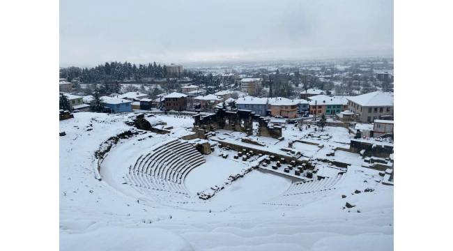 Konuralp Antik Kent Tiyatrosu’na Yılın İlk Karı Yağdı