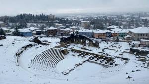 Konuralp Antik Kent Tiyatrosu’na Yılın İlk Karı Yağdı