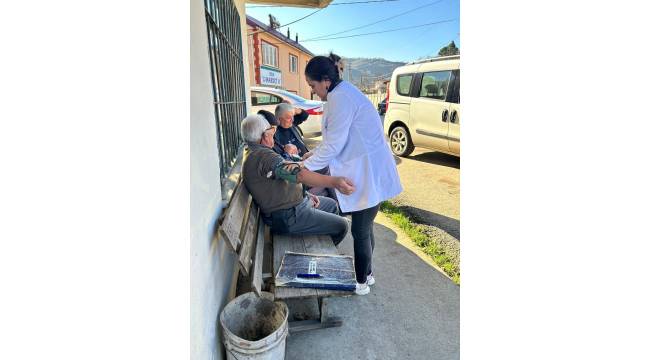 Akçakoca İlçe Sağlık Müdürlüğü Deredibi ve Çiçekpınar Köyü'ne Mobil Sağlık Hizmeti Sunuyor