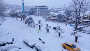 Akçakoca'da Kar Yağı Etkili Olmaya Başladı: Sürücülere Uyarı