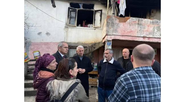 Kaymakam Deniz Pişkin ve AK Parti İlçe Başkanı Burhan İşleyen, Yangın Mağduru Aileyi Ziyaret Etti